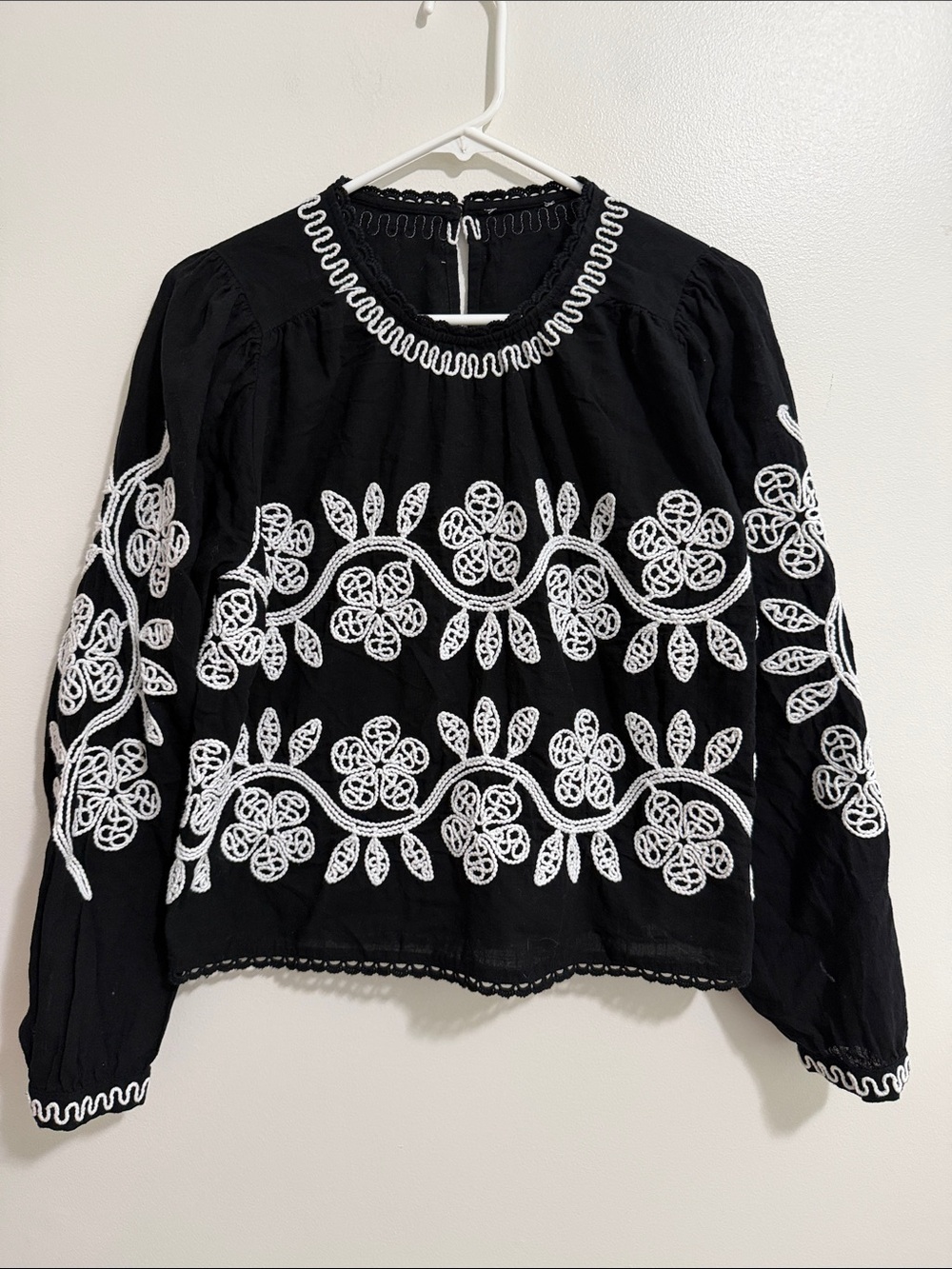 Jennifer & Grace Black White Floral Embroidered Long Sleeve Top Womens Medium
